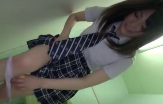 《お便所女神…降臨》脱ぎっ…湿ってるパンティ脱いじゃう。お股見せつけるお誘い制服Ｊｋが生暖かいお口マ〇チョ~ご奉仕企画wwwwwww