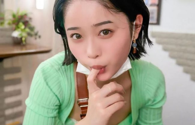 《唾液過多／ピンク美容師》ねぇ指フェラじゃなくてチ●ポ‥お客を誘惑目線で勃起させた美女がマッ裸でナマご奉仕する企画wwwwwww