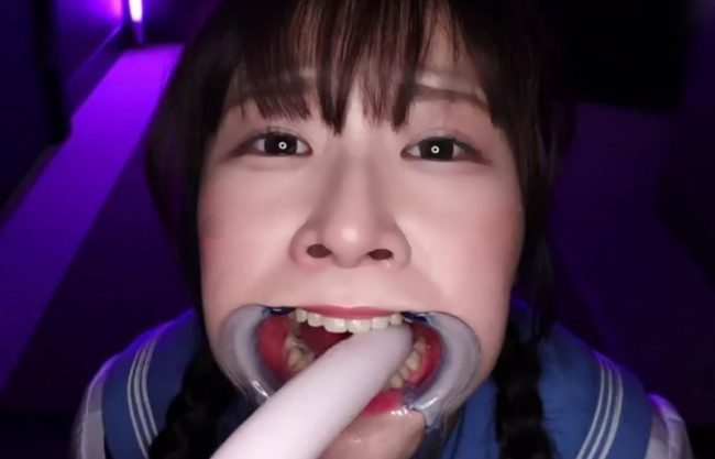 《お口ペット／小柄田~舎娘》うっぐぁぇ~履いちゃう。巨大チ●コと玩具突っ込まれてマゾ化した乙女が唾液垂れ流し絶叫。企画wwwwww