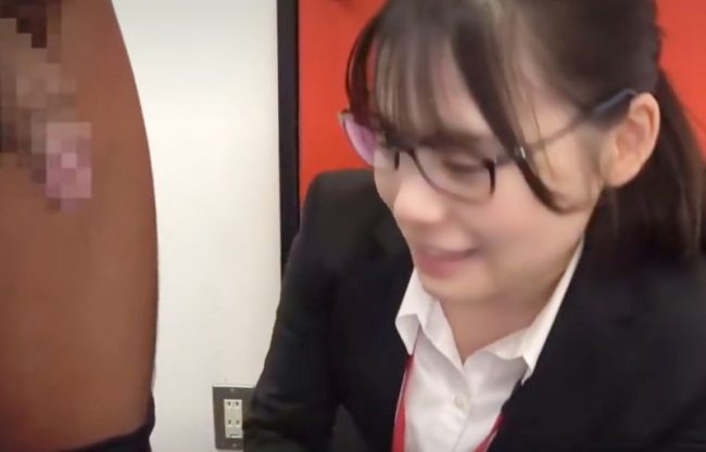 《ＳＯＤ女子社員／セクハラ入社式》きゃっイカ臭い。眼鏡のウブ娘共が命令されるままパンティ脱いで…ティルド遊びしちまう企画wwwww