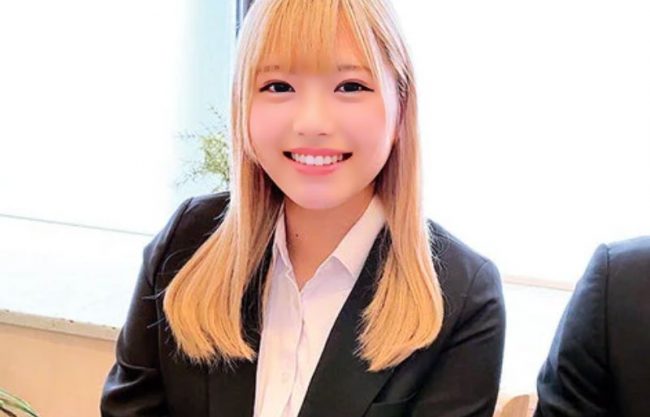 『中出しミッション＼出張中…新人ＯＬ』やだっ上司とエチなんて…製麺も秒のパツキン娘が着衣で馬乗り喰いしちまう企画wwwwwwwwww