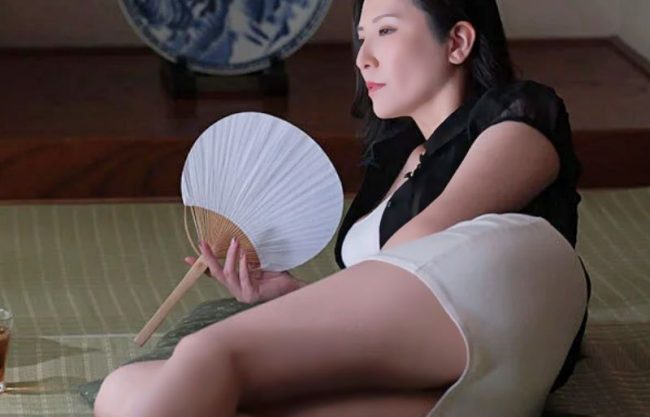 『中出し食い＼父ちゃん友人マダム』ぃぃぃ我慢しないで射精して…家庭教師代わりの美魔女が汗を滲ませ年下棒を逆痴漢するドラマwwwwww