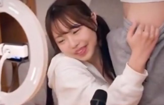 《幸せ／強制･･エロ配信出演》皆さん~此のチ〇ポとスルね。お隣美女が連れ込んだ男根とのナマ交尾を世界に配信しちまう企画wwwwwww