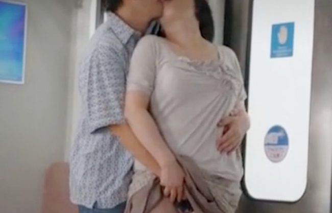 『中出し＼チカン堕ちマダム』ベロキス…もっと手マンして。レス続きの豊満奥様が電車内で年下棒に注入させる企画wwwwwwwwww