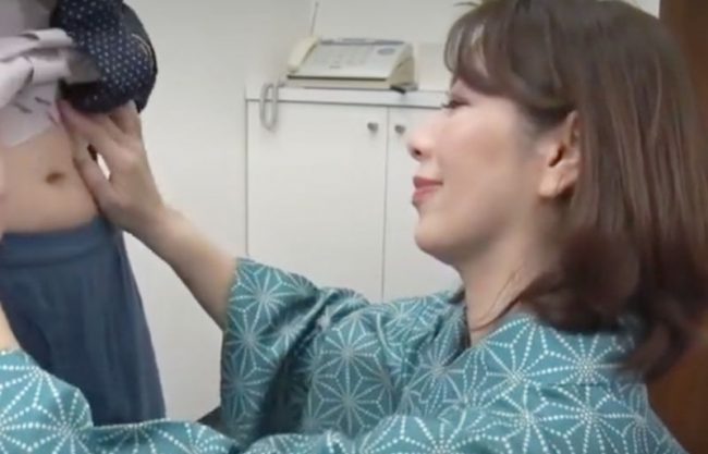 『翔田千里＼中出し…おもてなし庵』凄い勃起～即フェラょ。超スケベな女将が着衣脱ぎ捨て熟マ●チョに包み込む。企画wwwwwwww