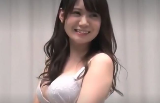 『中出しＮＴＲ＼全裸撮影会』きゃっ浮きブラ恥ずい。変態パパの願望を叶えたハニカミ嫁が後背位で種付けさちまう企画wwwwwwwww