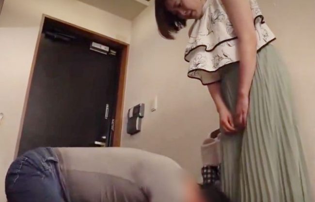 『友田真希＼痴女化～義理お母さん』お願い～土下座…おデブ風俗嬢との色遊びを覗き見された婿を美魔女がペットにするドラマwwwwww