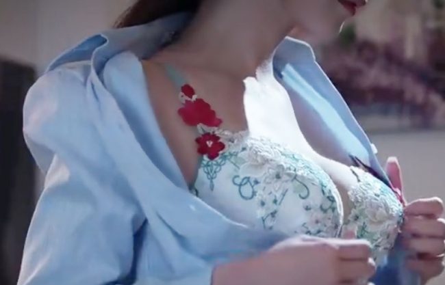 『中出し枕＼保険レデイ妻』はいっ此れで契約お願い…借金塗れの働くママがパイパイお膣提供して中年に抱かれちまうドラマwwwwwww