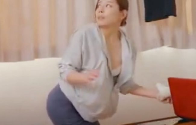 『中出し＼幸せハプニング』きゃ‥胸チラ観ないで。オブー借りた隣人お姉さんが乱暴イマラで濡らしたお町に注入させるERO動画wwwww