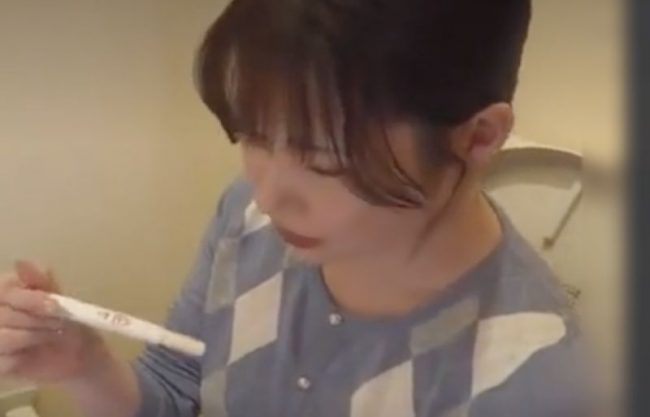 『衝撃‥妊娠＼家族中出し』えっ出来ちゃった。お膣丸見えデニムで息子と合体しちまったお母さんがパパの目前で種付けぇ企画wwwwwww