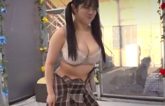 『中出しＮＴＲ＼恋人交換ゲーム』やんおっぱいポロリ。捕獲した爆パイＪＤが勢い余ってパイパンに種付け許しちまうERO動画wwwwwww