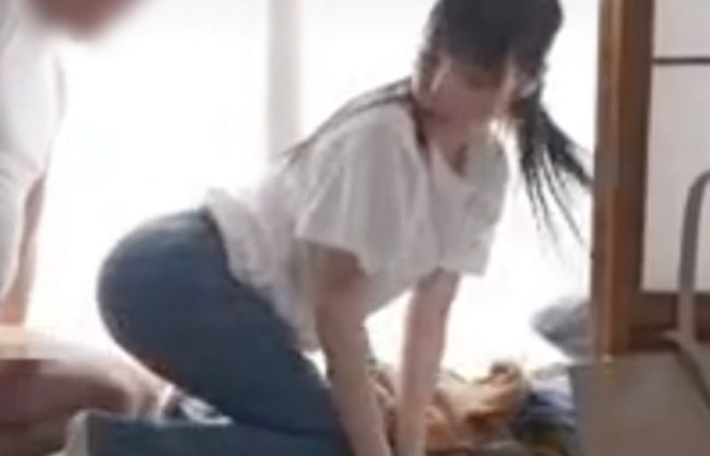 『中出し軟禁＼デニムＪＤ』きゅぁセンズリ。汚部屋を無償サポートする乙女が絶倫オヤジに何度も種付けさせちまうERO動画wwwwwwwwww
