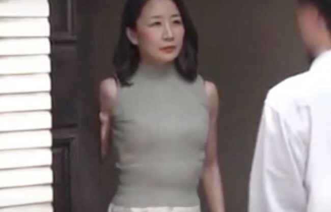 『中出し不貞＼義理お母さん』早くぅムラムラ鎮めて。再開し娘の婚約者を長々貫通されてない美魔女が羽交い絞めで求めるドラマwwwwwww