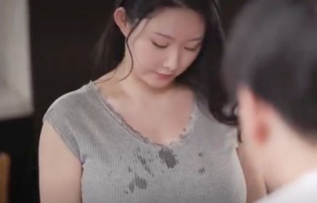 『Ｎオッパイ＼汗塗れ浮気』らめぇ乳首舐めちゃ。壊れ空調を修理した年下隣人をムッチリ妻が壊れた母性で包み込むERO動画wwwwwww