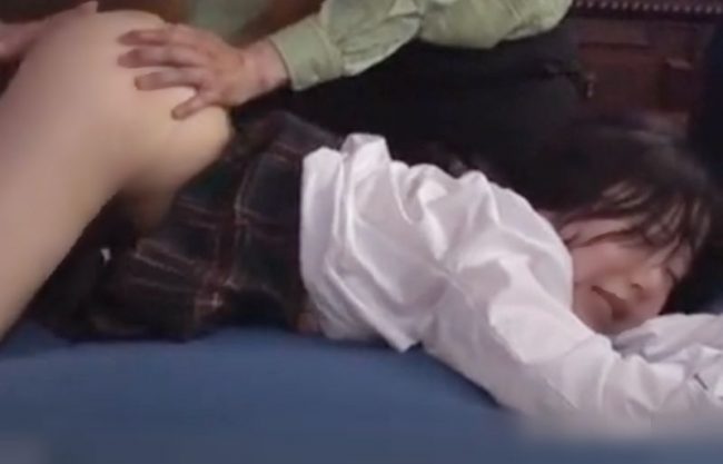『柏木こなつ＼中出しレイプ～彼女』涙～痛い手マン許して。彼の狂った家族に乱暴された制服ＪＫが臭い精液で汚されるぜwwwwwwwwww