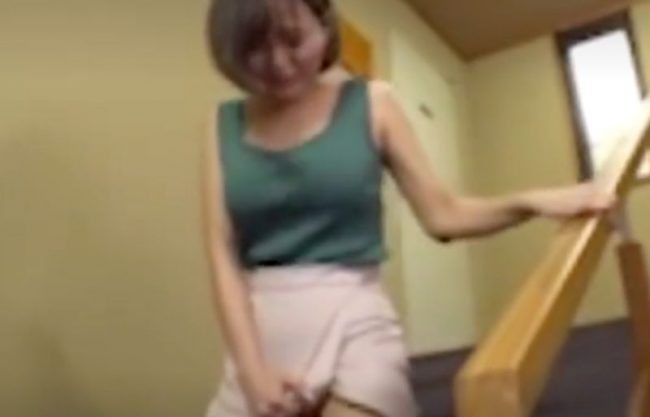 『本郷愛＼辱め～温泉旅行』やんお股スースーする。パンティ履いてないミニスカ乙女がお風呂で巨根を生食いしちまうERO動画wwwwww