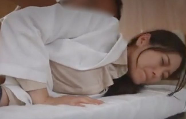 《中出しレイプ／女医先生》止めて手マン。。医療ミスで患者に脅された美脚ママが怒涛オヤジの男根に溺れるERO動画wwwwwwwwwwww