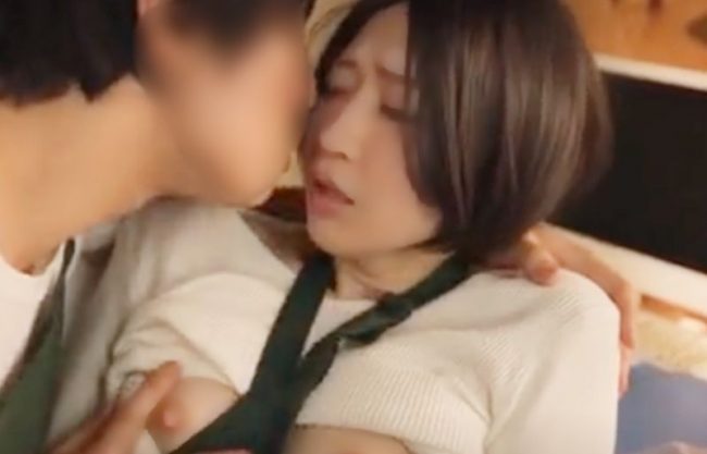 《水戸かな／不貞遊び～パート妻》はいっ乳首舐めてぇ。年下バイトくんわ誘った奥様がレス見抜かれ生棒受け止める二次実写化wwwwwww