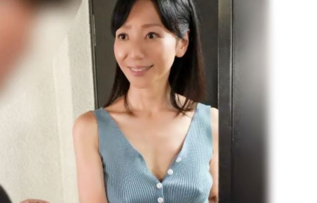 『三枝木玲実＼中出し～お隣五〇路』はいチ●ポお借りしますぅ。勃起乳首で誘うスリム美魔女が年下ザーメンを受け止め～wwwwwwwwwww