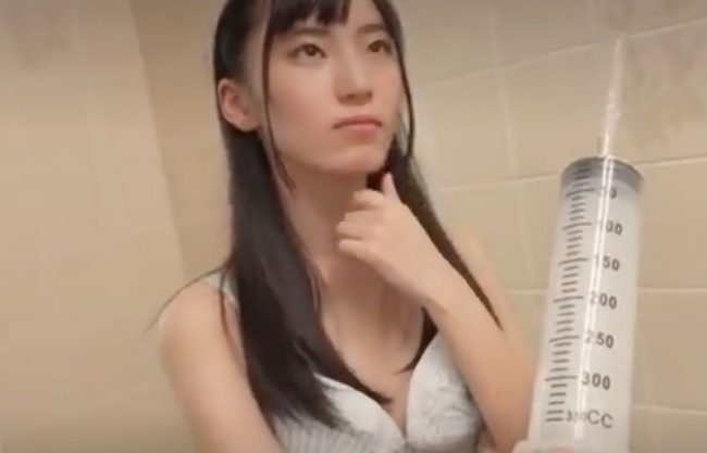 『カンチョー堕ち＼強がり乙女』何？私お尻処女ょ。四つん這いでヘンな液体挿入された睨みつけ娘が２穴開発されるERO動画wwwwwww
