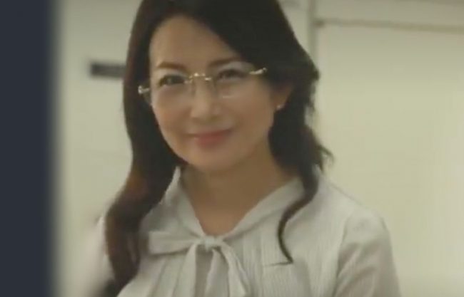 『一色桃子＼中出し出張～社長夫人』あんイケメン美味しそう。部下と温泉旅館に泊まったマダムが何度も精液受け止めるERO動画wwwwww