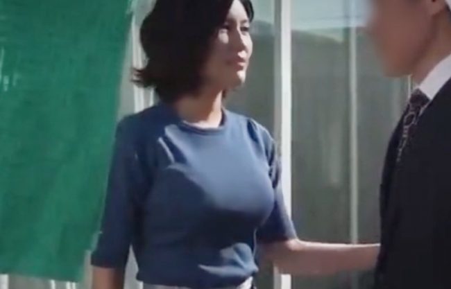 『美乃すずめ＼時短～ＮＴＲ浮気』早くバックでシヨ。神スタイルの隣人ママが絶倫中年を所かまわず咥え込むアダルト動画wwwwwwww