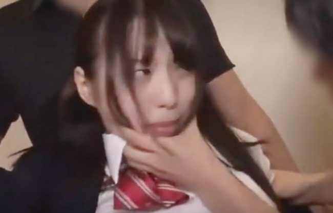 『中出しレイプ＼ヤリ捨てＪＫ』ごら睨みつけるな。お家強襲した鬼畜どもが制服乙女のお膣をザーメンで満タンにするアダルト動画wwwwww