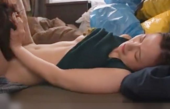 『中出し＼レ◎プ堕ち～兄嫁』やだクンニ‥ゴミ部屋で義理家族に押し倒された美魔女がイマラ便器を欲しがるERO動画wwwwwwwwwww